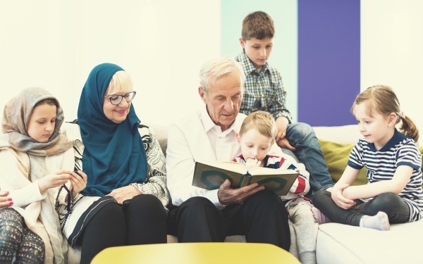 moderne muslimische familie grosseltern mit enkelkindern