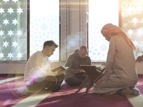 muslim, people, in, mosque, reading, quran - 29810949