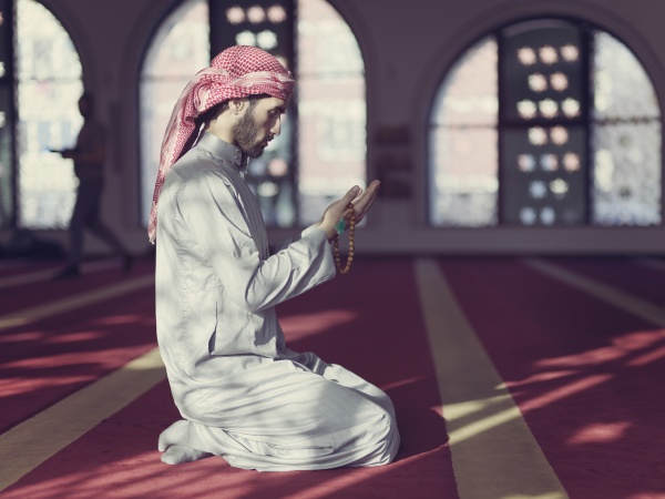 muslimisches gebet in der moschee