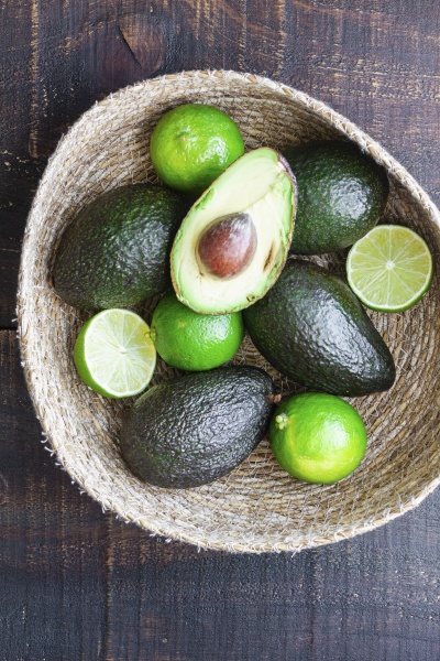 schuessel mit frischen avocados und limette