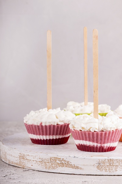 Erdbeer-Eiscreme-Eis am Stiel Lollies mit Schlagsahne - Lizenzfreies ...