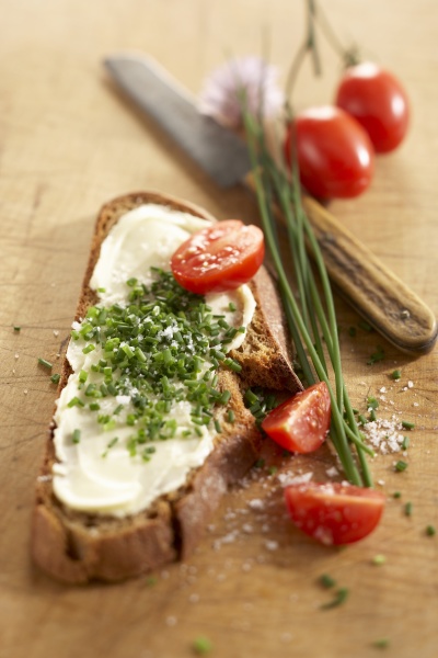 Schnittlauchbrot mit Butter und frischem Schnittlauch - Lizenzfreies ...