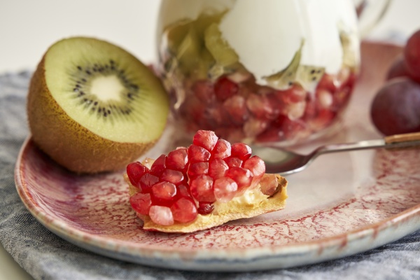 leckeres joghurt dessert mit granatapfel kiwi