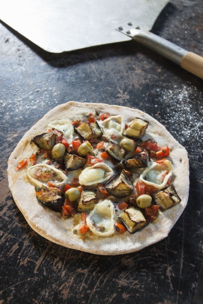 auberginenpizza mit champignons oliven roter paprika