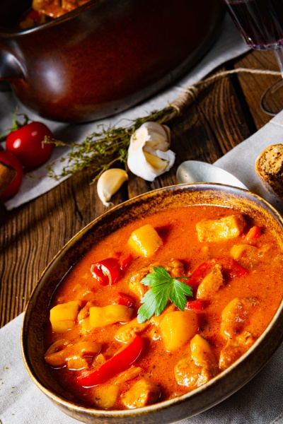 rustikale ungarische Gulaschsuppe mit Paprika - Stock Photo #29982754 ...