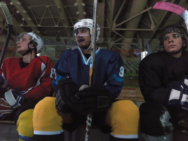 hockeyspieler auf der bank