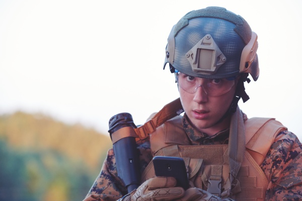 soldat mit smartphone