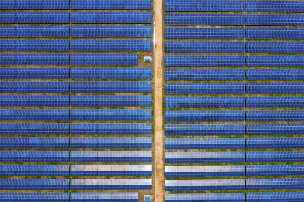 luftaufnahme des groessten solarmodulkomplexes in bangladesch