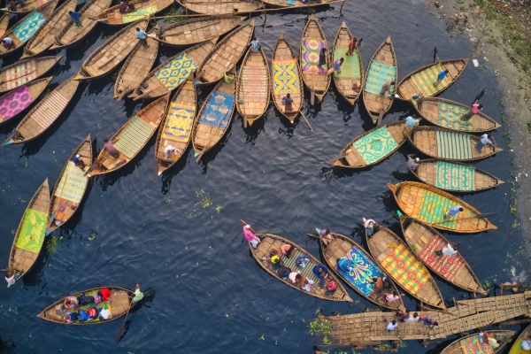 luftaufnahme traditioneller fischerboote in verschiedenen farben