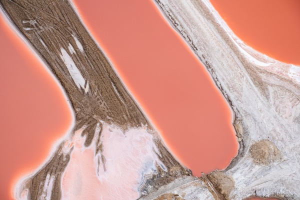 luftaufnahme der swakopmund salzpfanne orangenfelder namibia