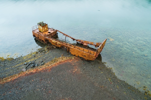 luftaufnahme des schiffswracks in einem fjord
