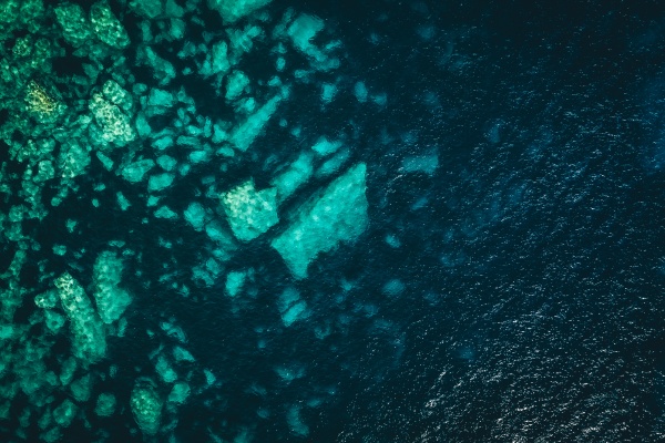 luftaufnahme von felsen unter wasser in