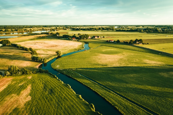 luftaufnahme von idyllischem ackerland in ijsselstein