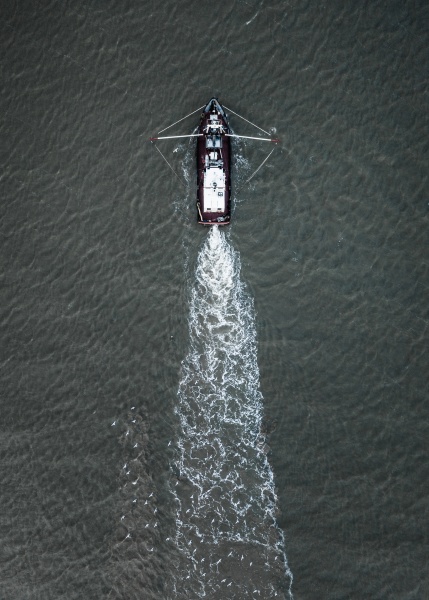 luftaufnahme eines fischerbootes in der nordsee