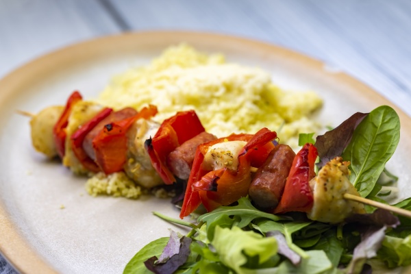 Hähnchenspieß mit roter Paprika und Wurst - Stockfoto #30169245 ...