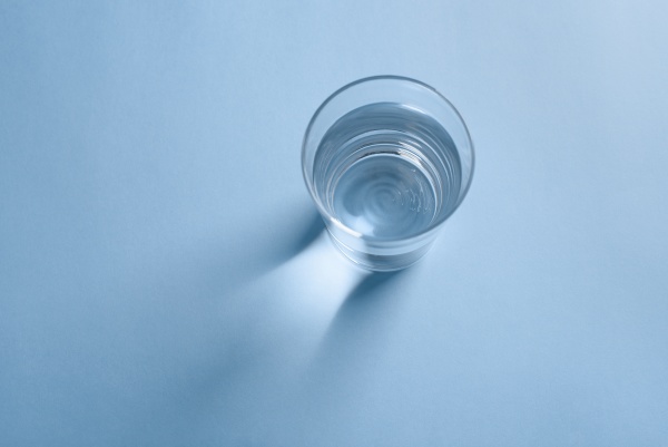 draufsicht auf ein glas sauberes trinkwasser