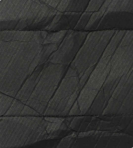 schwarze kartontextur mit falten vollrahmen innenseite