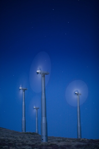 windkraftanlagen in der landschaft bei nacht