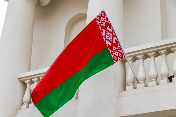 belarus flagge auf einem gebaeude belarussische