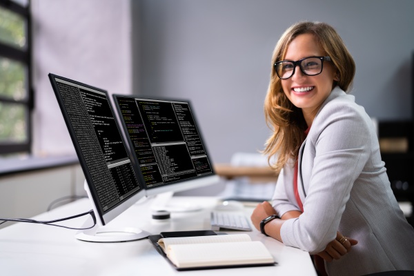 entwickler programmiererin woman coding software