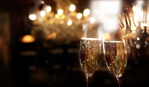 neujahrsfeier mit funkelndem champagner