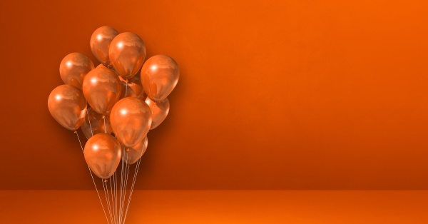 ballons buendeln sich auf orangefarbenem wandhintergrund