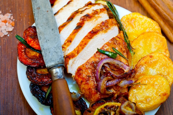 gebratene gegrillte Grillhähnchenbrust mit Kräutern - Stockfoto ...