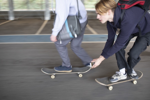 teenager skateboarding auf dem parkplatz