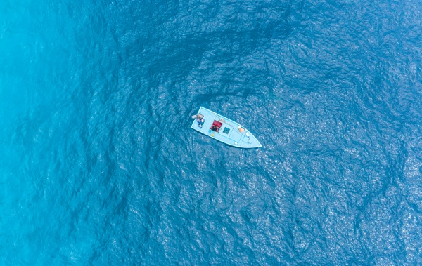 luftaufnahme eines blauen fischerbootes malediven