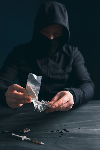 drogenabhaengiger mann oder drogendealer bereitet heroin
