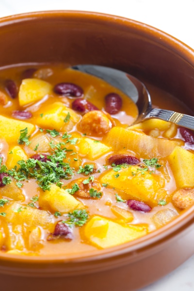 Gulaschsuppe mit Wurst Kartoffeln und roten Bohnen - Stockfoto ...