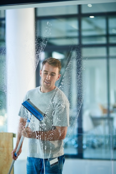 Saubere Fenster machen wirklich ein Büro. Aufnahme - Stockfoto