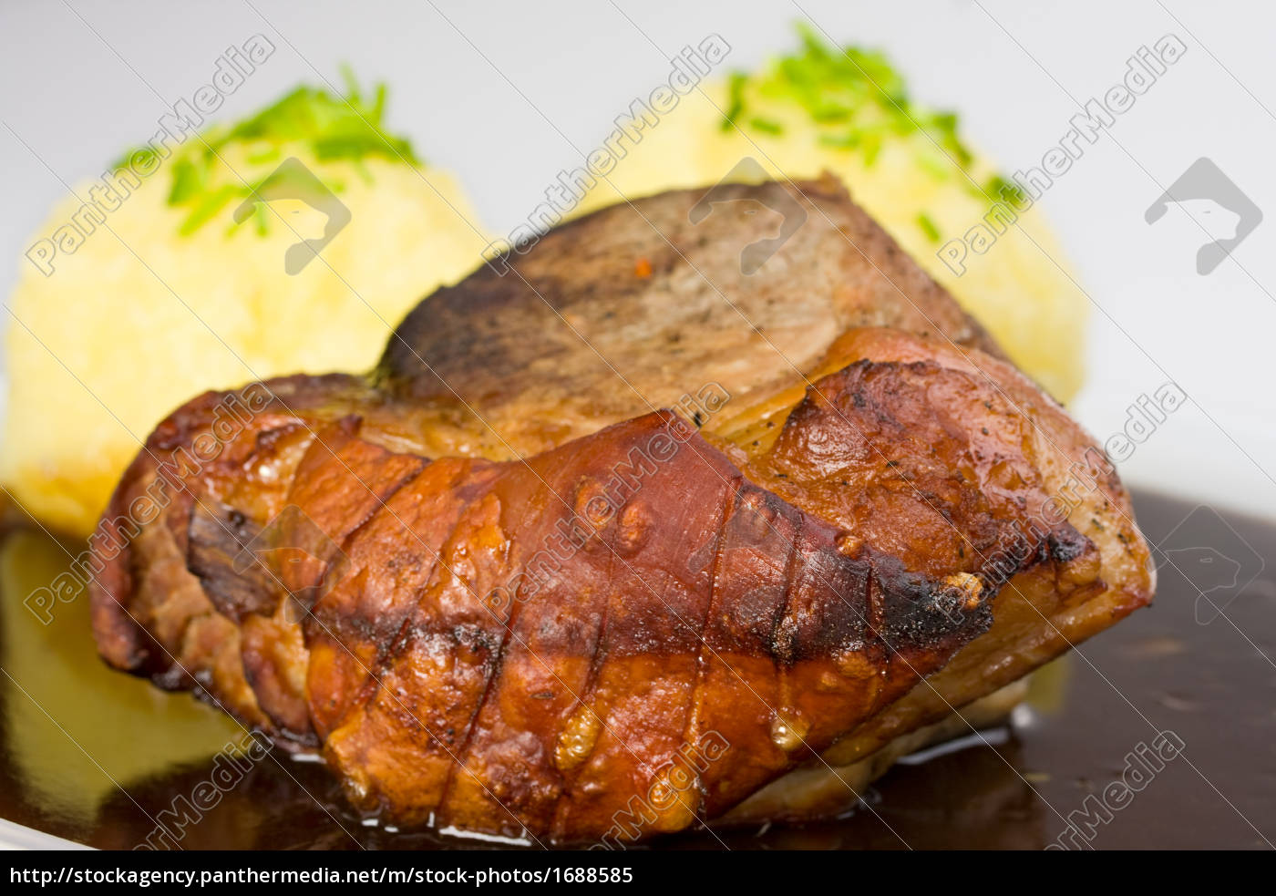 bayrischer Schweinebraten mit Kartoffelknödel und - Lizenzfreies Bild ...
