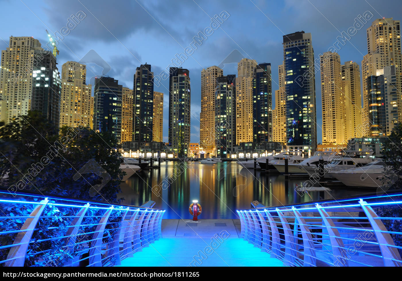 Dubai Marina Bei Nacht Stockfoto Bildagentur Panthermedia