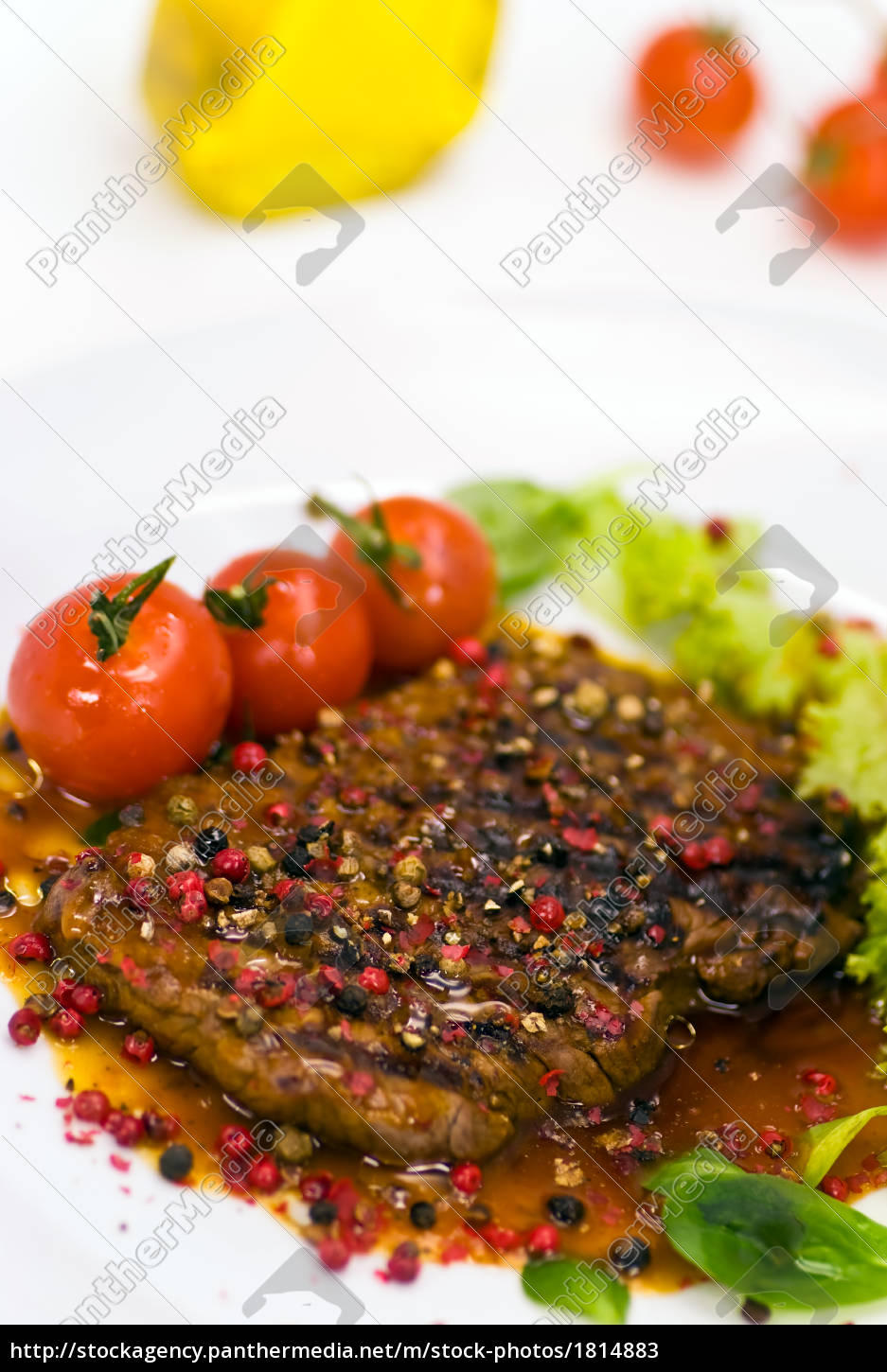 Pfeffer Steak mit Tomaten Grünsalat Soße - Stockfoto - #1814883 ...