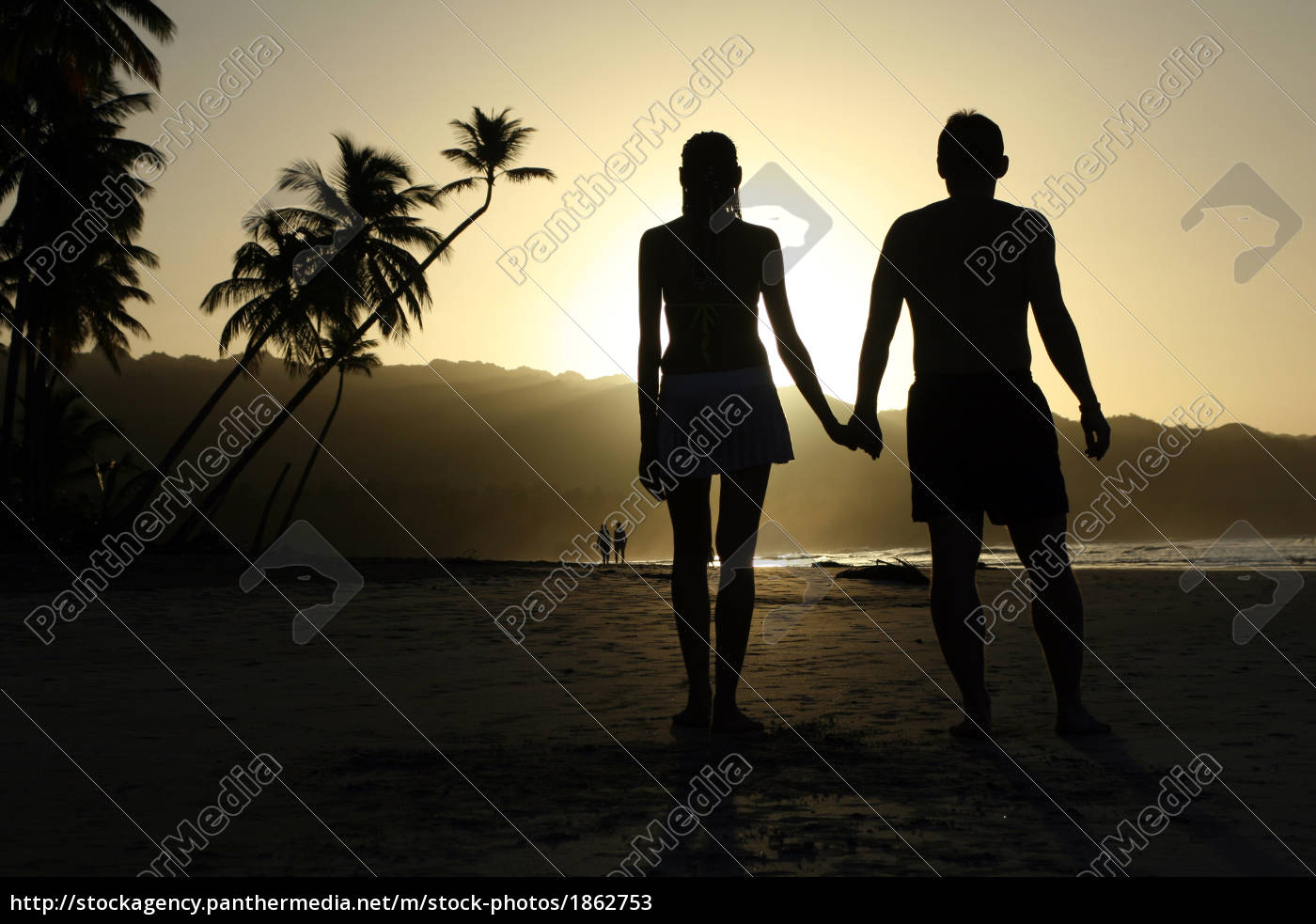 Verliebtes Paar Am Strand Beim Sonnenuntergang Lizenzfreies Bild 1862753 Bildagentur 