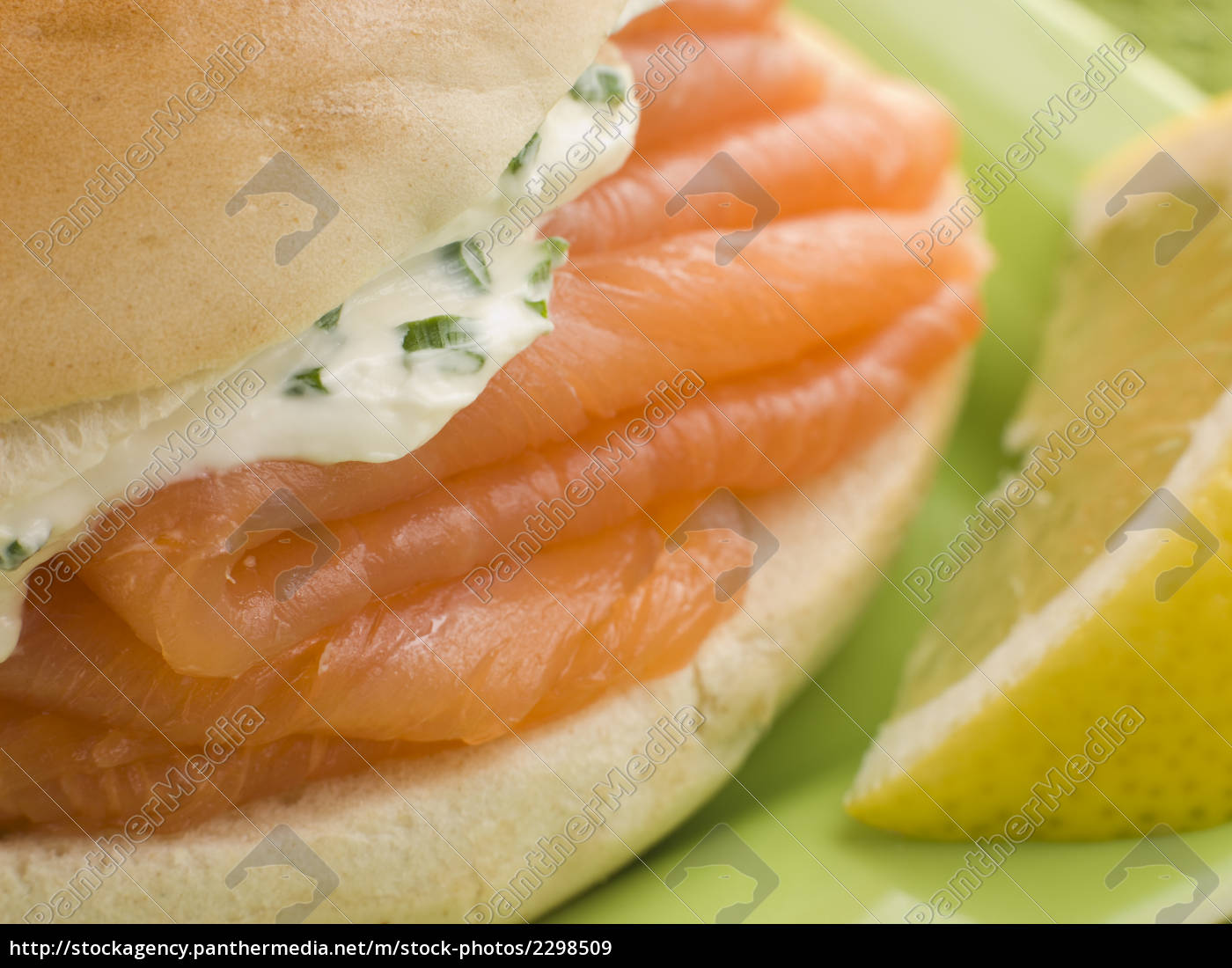 räucherlachs und frischkäse bagel mit einem - Lizenzfreies Bild ...