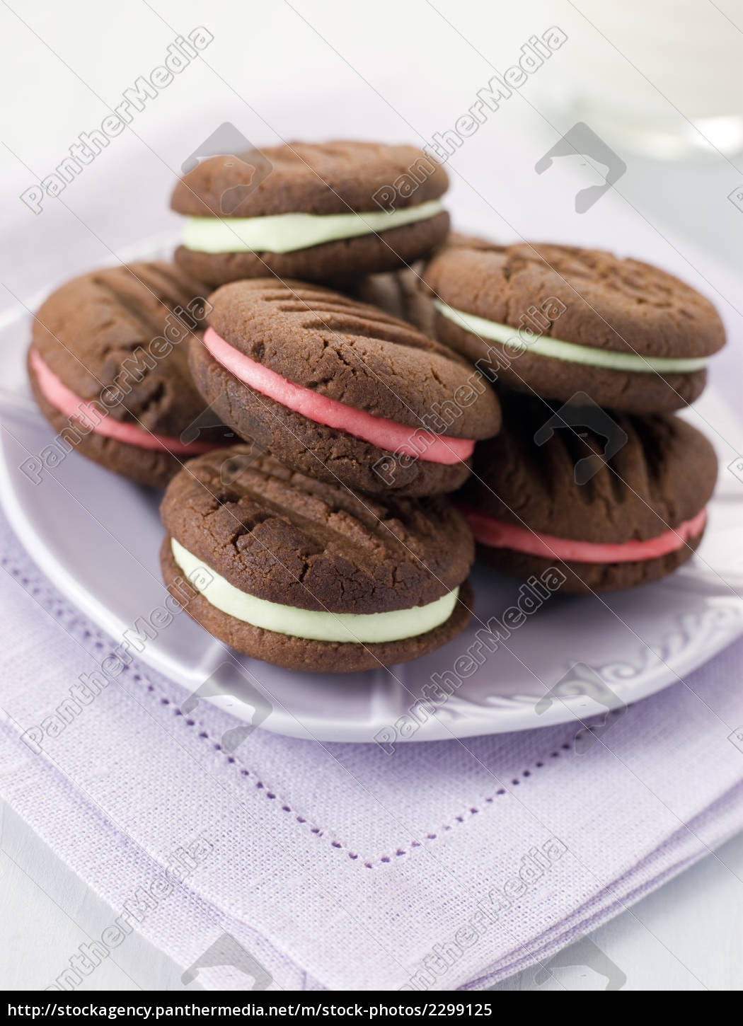 chocolate kiss kekse gefüllt mit pfefferminzcreme - Stockfoto ...