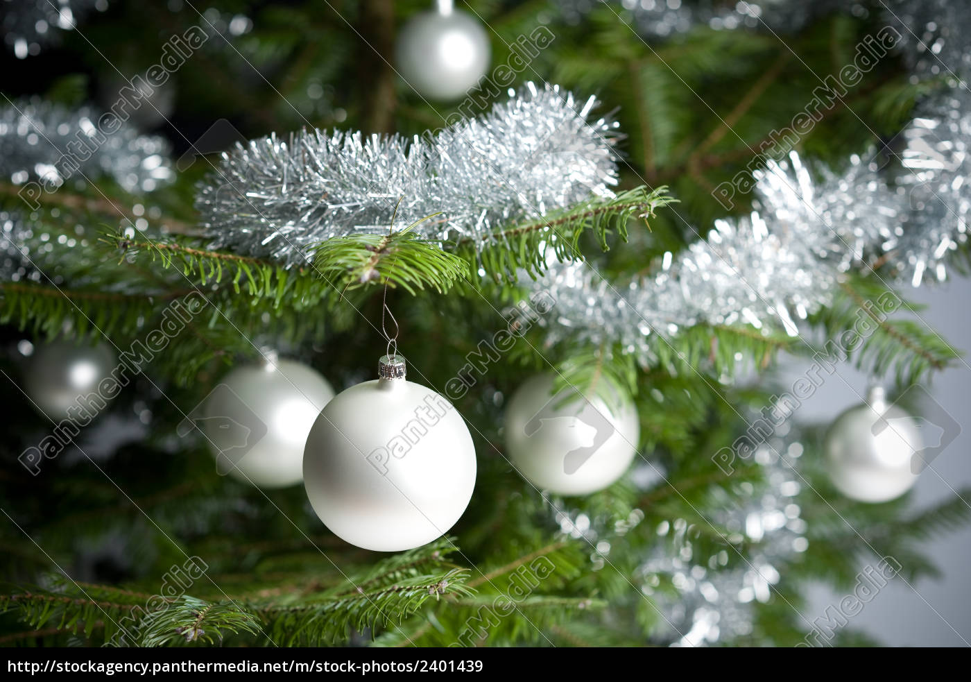 silber geschmückten weihnachtsbaum mit kugeln und Lizenzfreies Bild