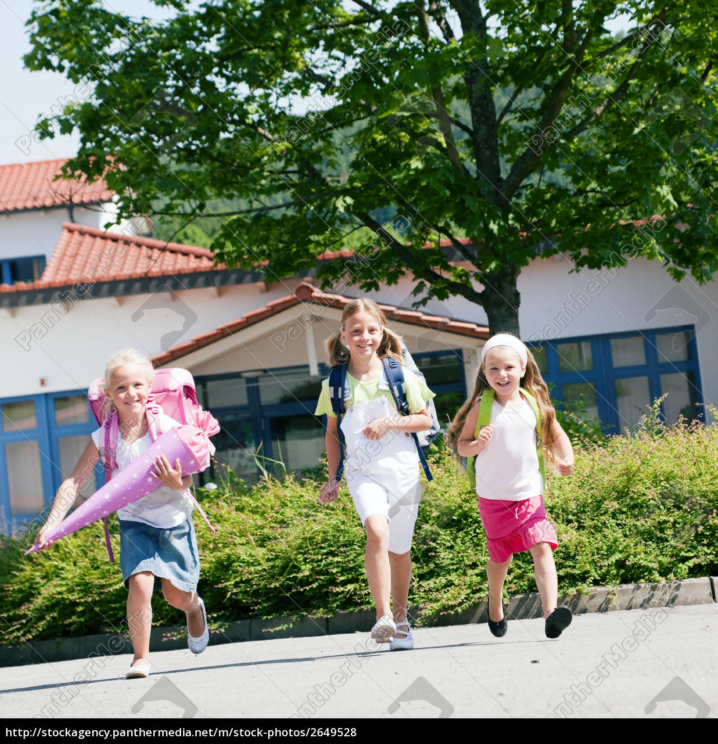 Drei Schulkinder haben Spaß - Lizenzfreies Foto - #2649528