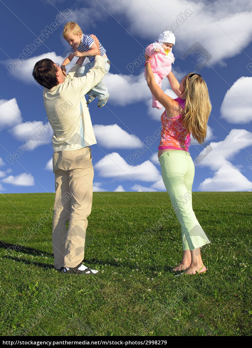 Gluckliche Familie Mit Zwei Kindern Am Blauen Himmel Lizenzfreies Bild Bildagentur Panthermedia