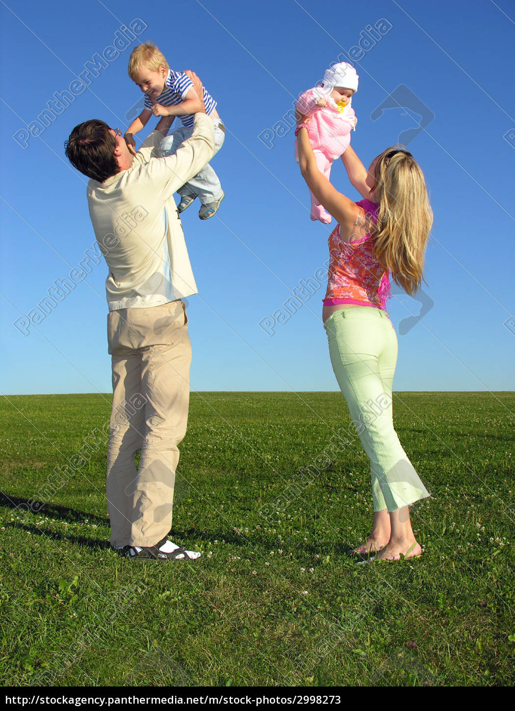 Glückliche Familie Mit Zwei Kindern Am Blauen Himmel - Lizenzfreies ...