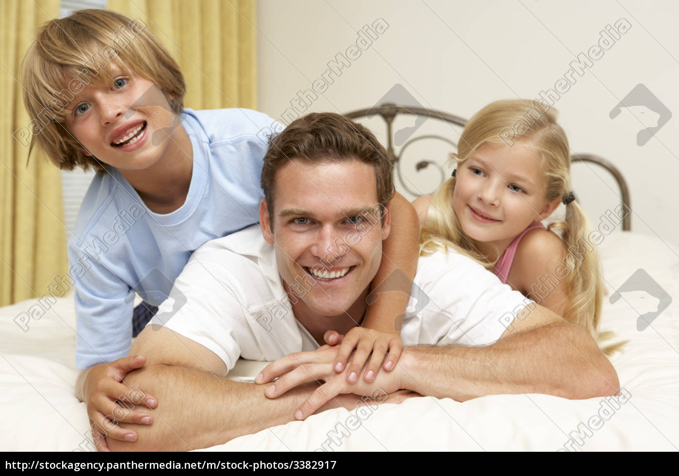 Vater Und Kinder Entspannen Sich Zu Hause Im Bett Stockfoto 3382917 Bildagentur Panthermedia 