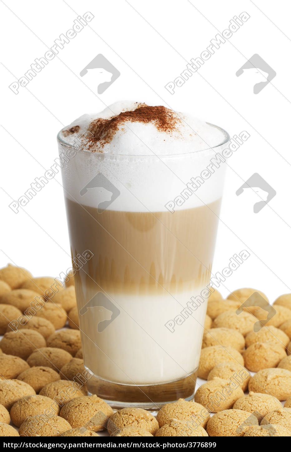 Latte Macchiato Zwischen Amarettini Lizenzfreies Bild Bildagentur Panthermedia