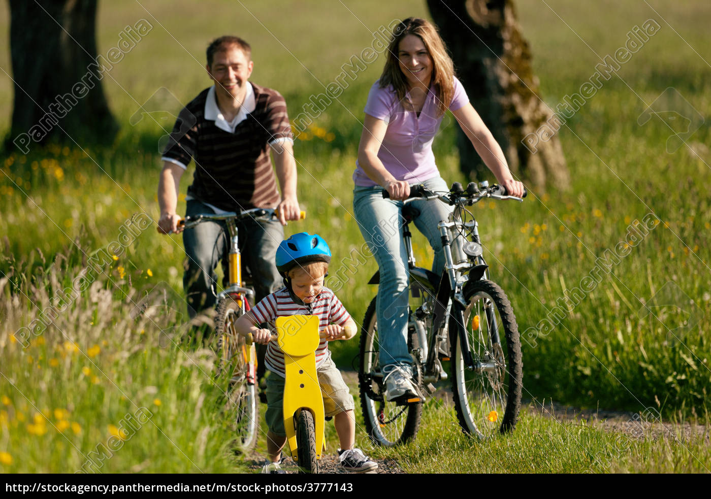 Familie fährt Fahrrad Lizenzfreies Bild 3777143