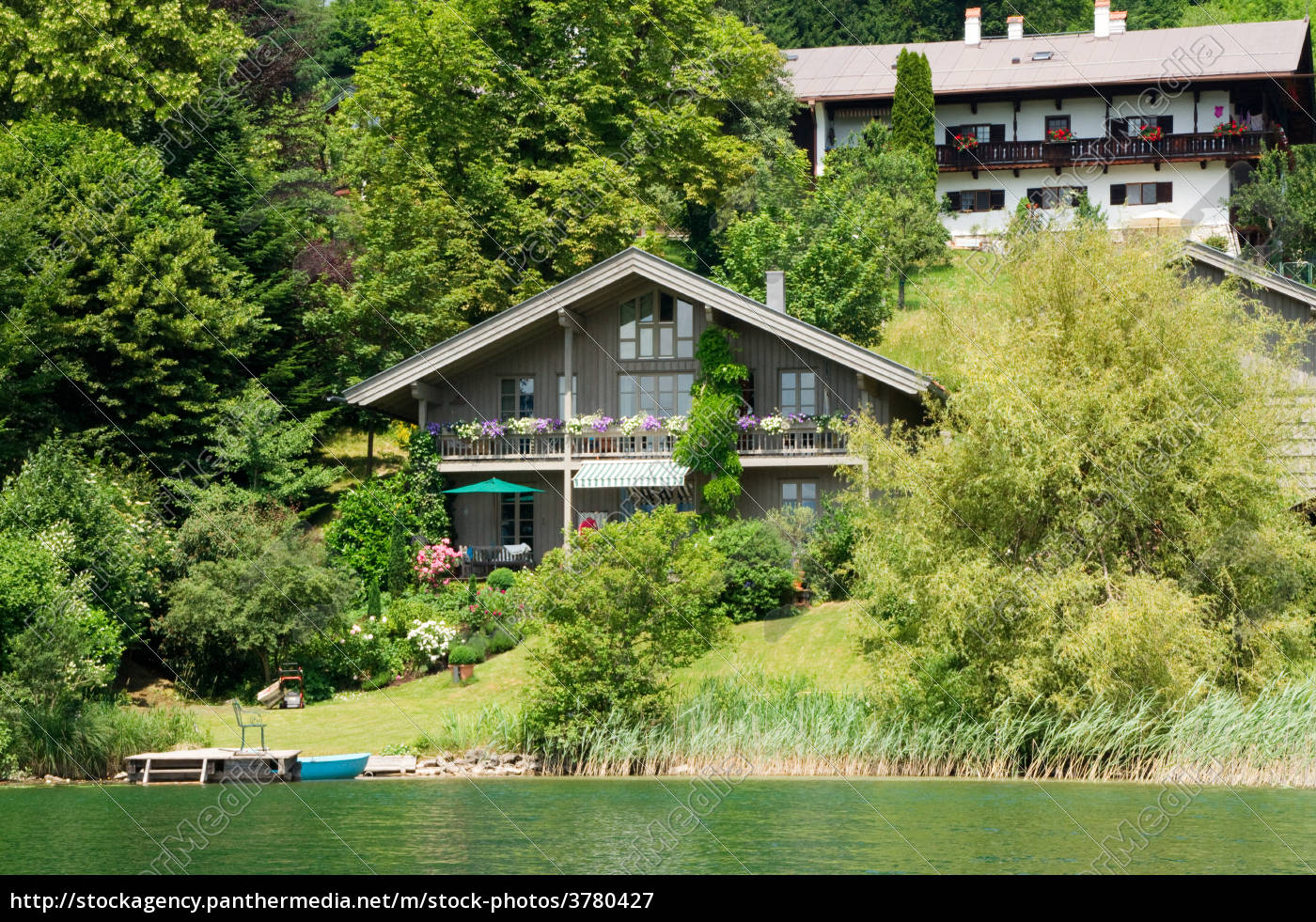 Seegrundstuck Haus See Bergsee Ufer Lizenzfreies Bild 3780427