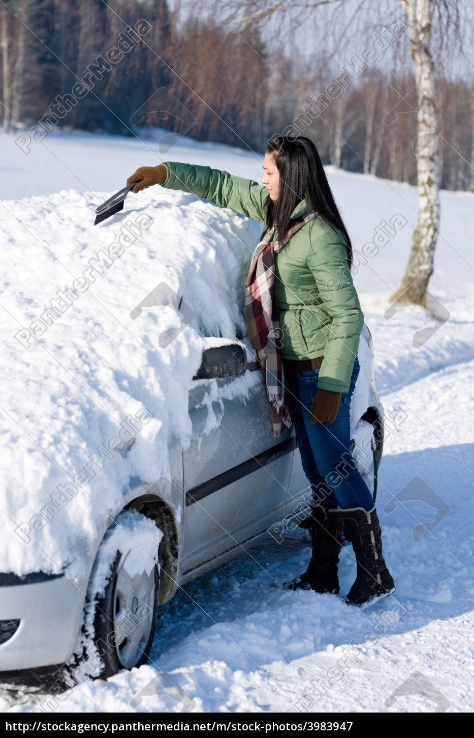winterauto - frau schnee von windschutzscheibe - Lizenzfreies Bild