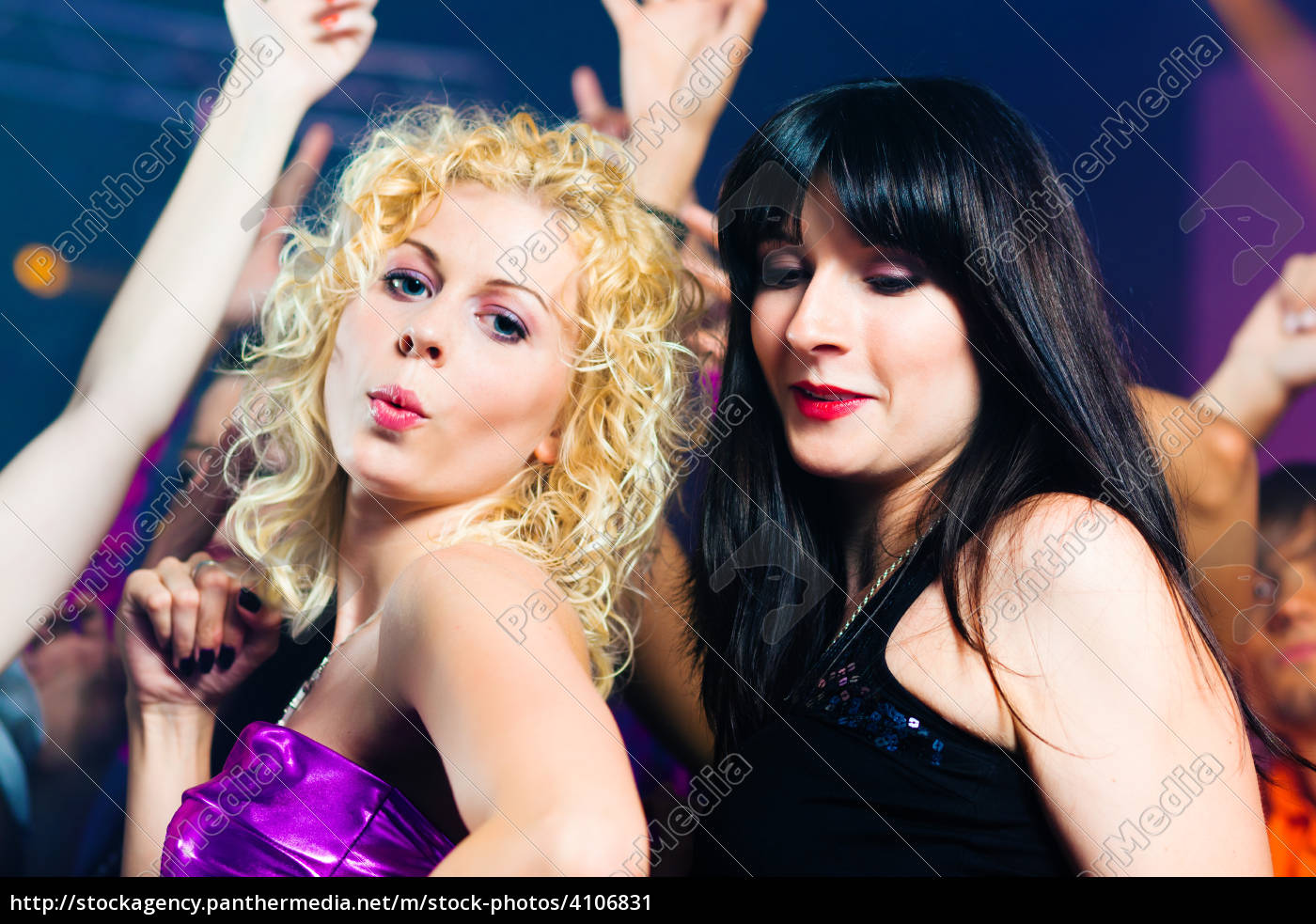 Freundinnen Tanzen In Disco Oder Club Lizenzfreies Bild 4106831 Bildagentur Panthermedia 