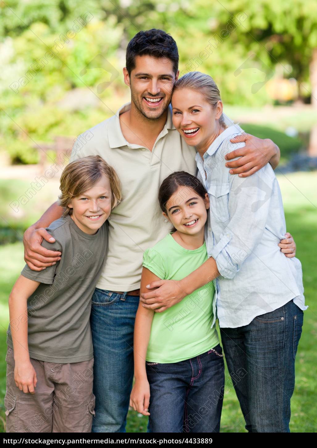 glÃ¼ckliche familie im park - Stockfoto - #4433889