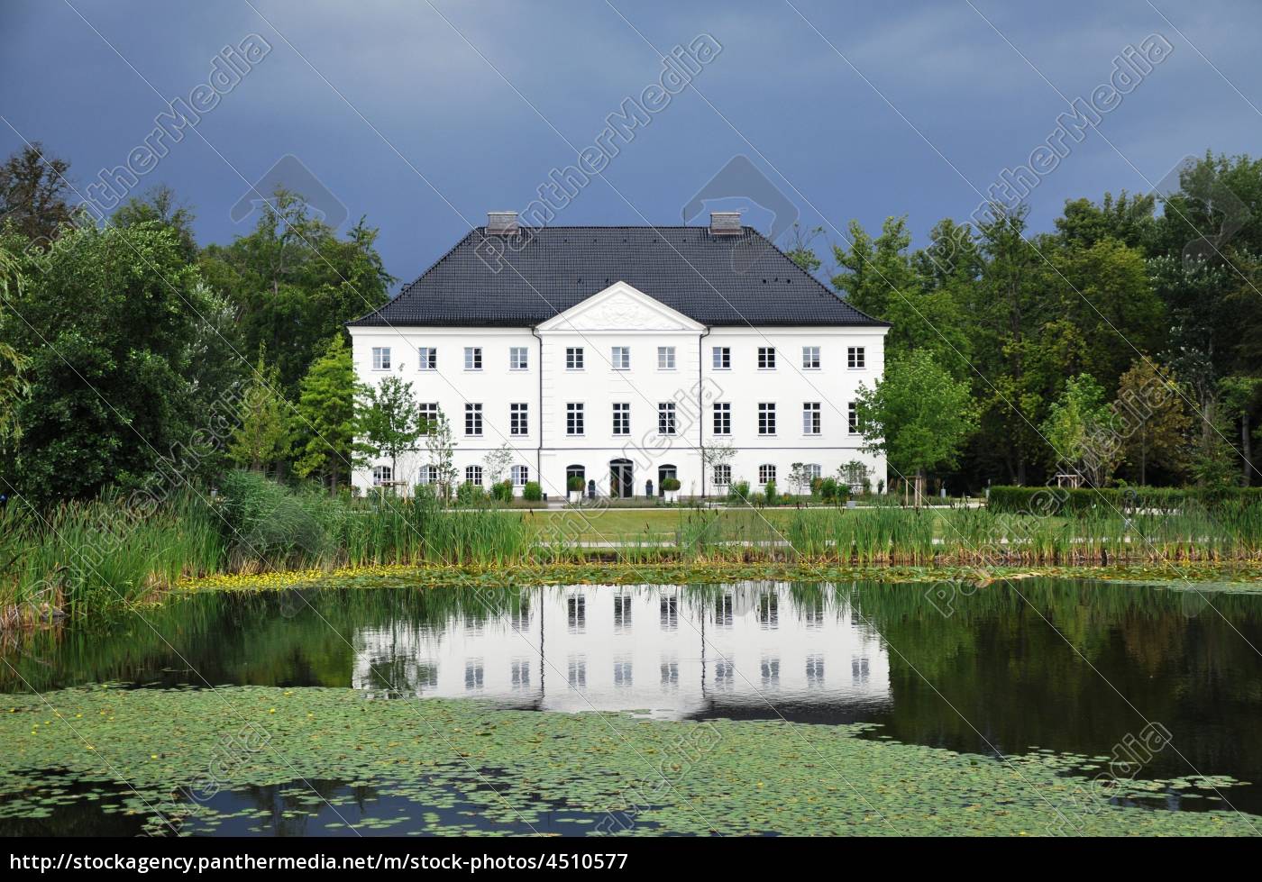 Herrenhaus Und Schlossgut Gross Schwansee Ostsee Lizenzfreies Bild Bildagentur Panthermedia